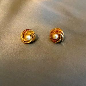 Gold earrings with pearl
